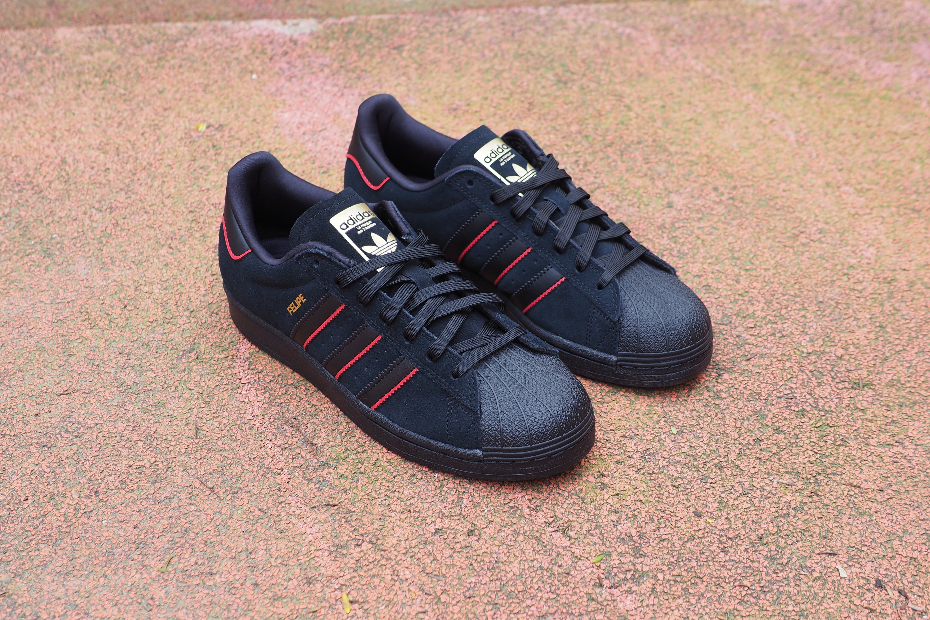 Dominando el Asfalto: Adidas Superstar ADV X Felipe Gustavo